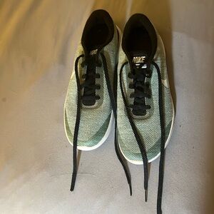 Nike Flex Experience RN 7, size 9, green black and white in color.